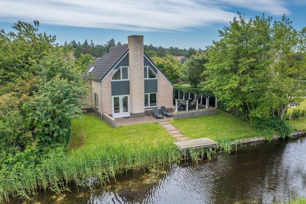 Buitenkant - Sfeervolle villa met sauna aan het water in De Koog (1)