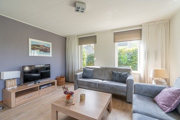 Woonkamer - Sfeervolle villa met riante tuin aan het water in De Koog (3)