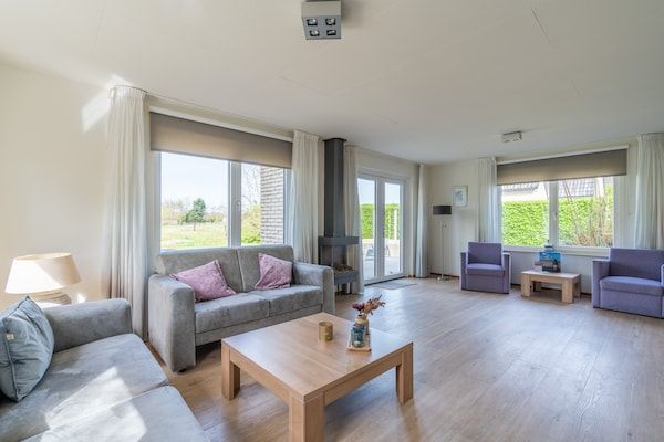 Woonkamer - Sfeervolle villa met riante tuin aan het water in De Koog (5)