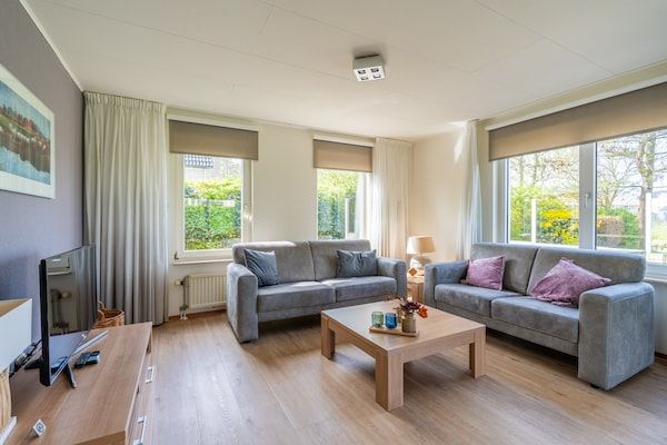 Woonkamer - Sfeervolle villa met riante tuin aan het water in De Koog (4)