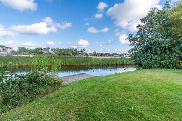 Tuin - Sfeervolle villa met riante tuin aan het water in De Koog (2)