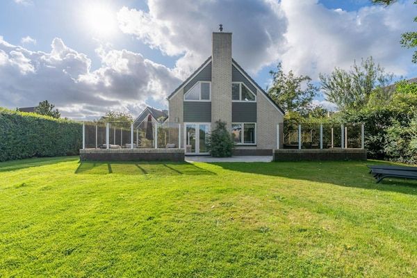 Buitenkant - Sfeervolle villa met riante tuin aan het water in De Koog (1)
