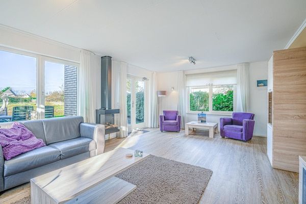 Woonkamer - Sfeervolle villa met ruime tuin aan het water in De Koog (5)