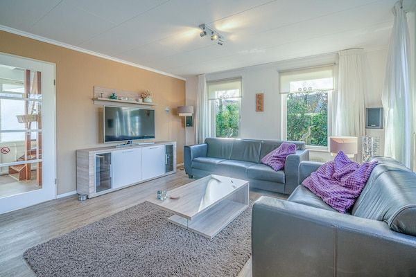 Woonkamer - Sfeervolle villa met ruime tuin aan het water in De Koog (2)