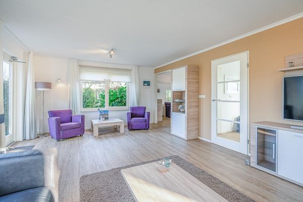 Woonkamer - Sfeervolle villa met ruime tuin aan het water in De Koog (3)