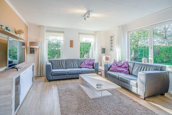 Woonkamer - Sfeervolle villa met ruime tuin aan het water in De Koog (4)