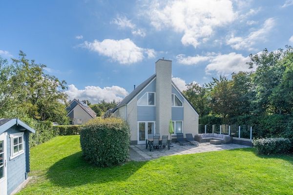 Buitenkant - Sfeervolle villa met ruime tuin aan het water in De Koog (1)