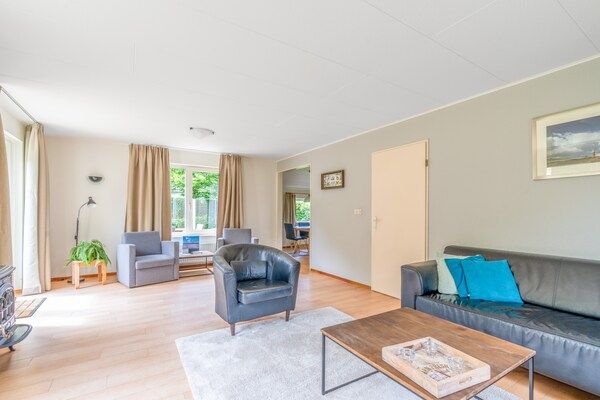 Woonkamer - Sfeervolle villa nabij zee en bos in De Koog (4)