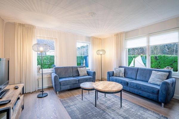 Woonkamer - Sfeervolle villa met wellness ruimte in De Koog (5)