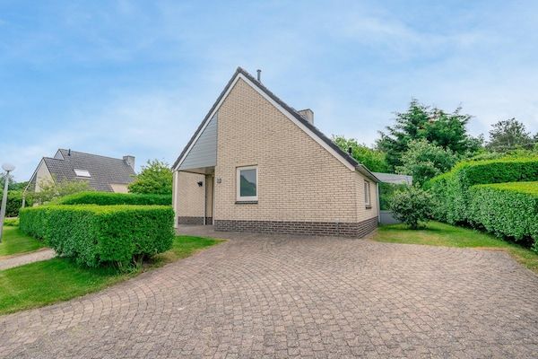 Buitenkant - Sfeervolle villa met wellness ruimte in De Koog (2)