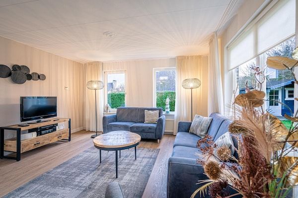 Woonkamer - Sfeervolle villa met wellness ruimte in De Koog (4)