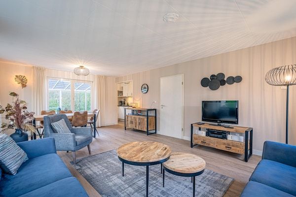 Woonkamer - Sfeervolle villa met wellness ruimte in De Koog (3)
