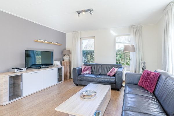 Woonkamer - Sfeervolle villa nabij zee en bos in De Koog (3)