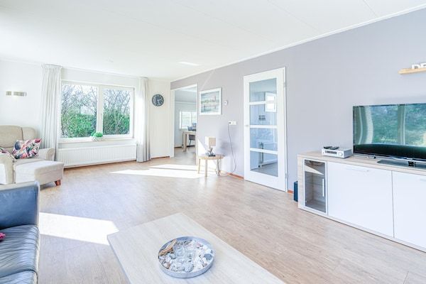 Woonkamer - Sfeervolle villa nabij zee en bos in De Koog (5)