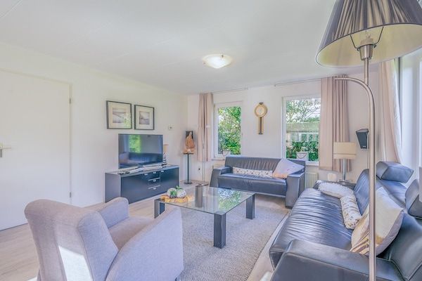 Woonkamer - Sfeervolle villa voor mindervalide gasten, nabij zee en bos in De Koog (2)