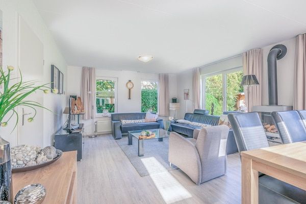 Woonkamer - Sfeervolle villa voor mindervalide gasten, nabij zee en bos in De Koog (3)