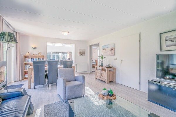 Woonkamer - Sfeervolle villa voor mindervalide gasten, nabij zee en bos in De Koog (4)