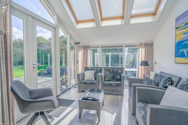 Woonkamer - Sfeervolle villa voor mindervalide gasten, nabij zee en bos in De Koog (5)