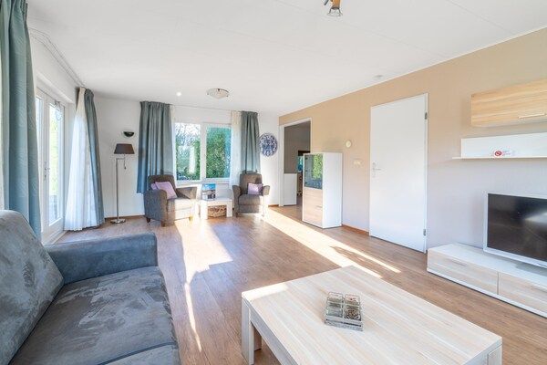 Woonkamer - Sfeervolle villa nabij zee en bos in De Koog (5)