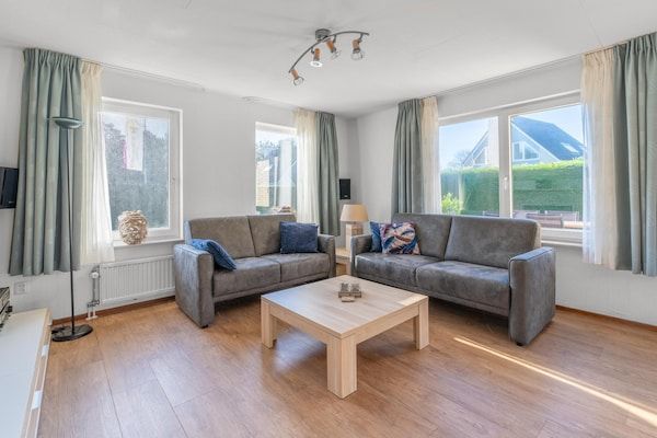 Woonkamer - Sfeervolle villa nabij zee en bos in De Koog (3)