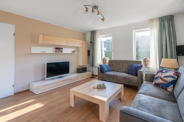 Woonkamer - Sfeervolle villa nabij zee en bos in De Koog (4)