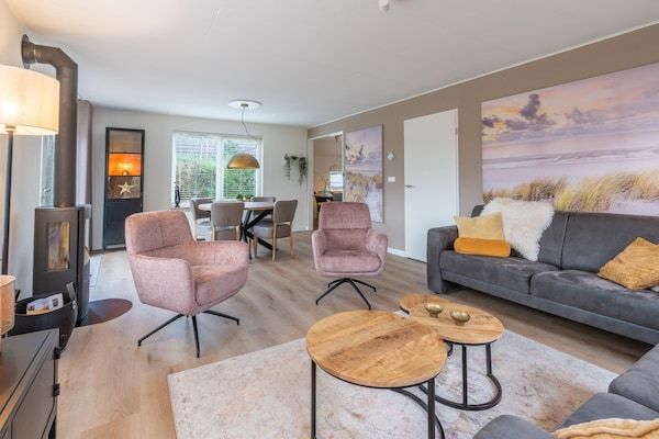 Woonkamer - Sfeervolle villa nabij zee en bos in De Koog (5)