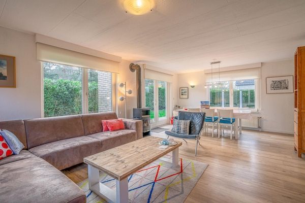 Woonkamer - Sfeervolle villa nabij zee en bos in De Koog (2)