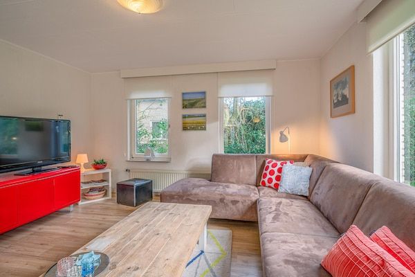 Woonkamer - Sfeervolle villa nabij zee en bos in De Koog (4)