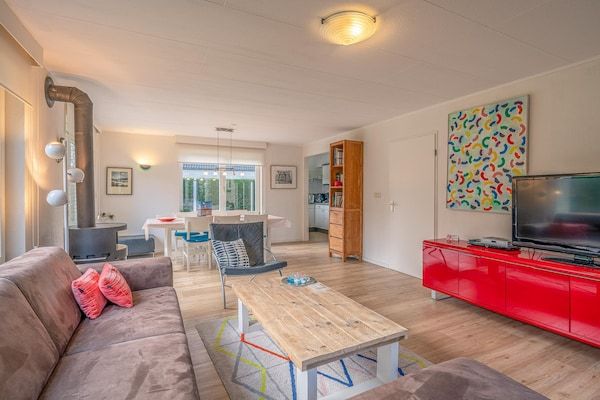 Woonkamer - Sfeervolle villa nabij zee en bos in De Koog (5)