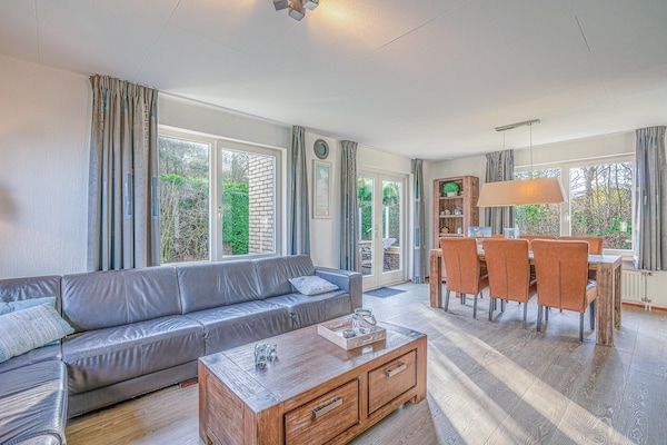 Woonkamer - Sfeervolle villa nabij zee en bos in De Koog (5)
