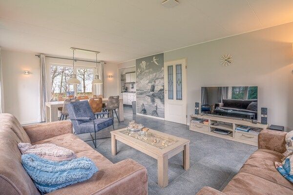 Woonkamer - Sfeervolle villa nabij zee en bos in De Koog (3)
