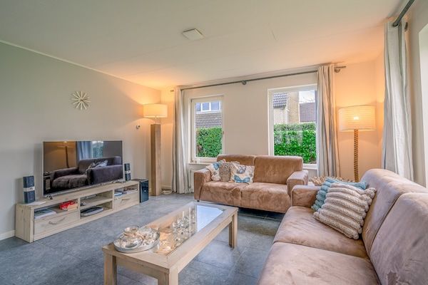 Woonkamer - Sfeervolle villa nabij zee en bos in De Koog (4)