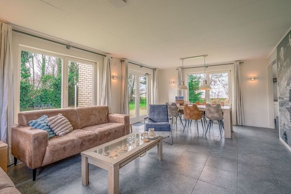 Woonkamer - Sfeervolle villa nabij zee en bos in De Koog (5)