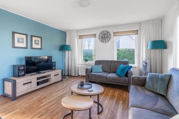 Woonkamer - Sfeervolle villa nabij zee en bos in De Koog (4)
