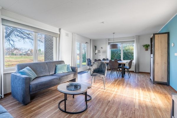 Woonkamer - Sfeervolle villa nabij zee en bos in De Koog (5)