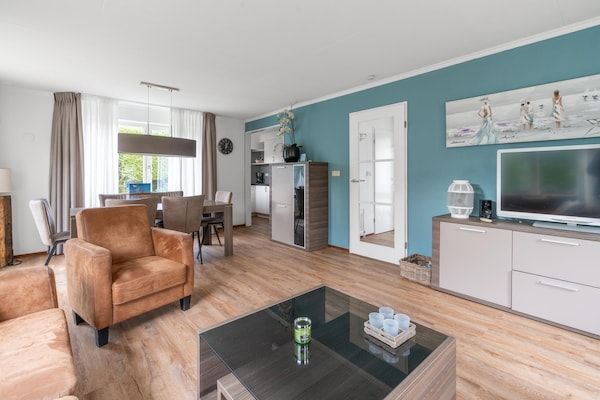 Woonkamer - Sfeervolle villa nabij zee en bos in De Koog (3)