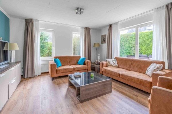 Woonkamer - Sfeervolle villa nabij zee en bos in De Koog (5)