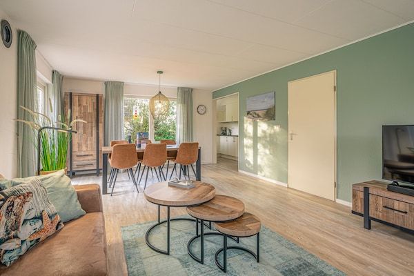 Woonkamer - Sfeervolle villa met sauna en tuin op het zuiden in De Koog (5)
