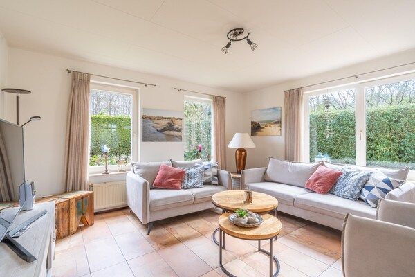 Woonkamer - Sfeervolle villa met sauna bij De Koog in De Koog (4)