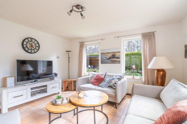 Woonkamer - Sfeervolle villa met sauna bij De Koog in De Koog (3)
