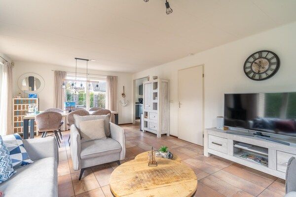 Woonkamer - Sfeervolle villa met sauna bij De Koog in De Koog (5)