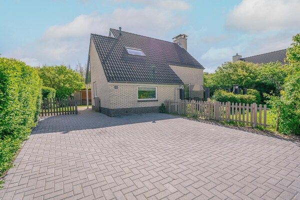 Buitenkant - Sfeervolle villa met sauna bij De Koog in De Koog (2)