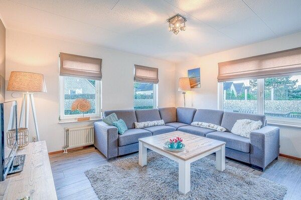 Woonkamer - Sfeervolle villa met houtkachel nabij zee en bos in De Koog (3)