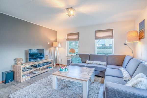 Woonkamer - Sfeervolle villa met houtkachel nabij zee en bos in De Koog (4)