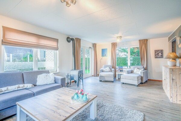 Woonkamer - Sfeervolle villa met houtkachel nabij zee en bos in De Koog (5)