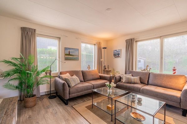 Woonkamer - Sfeervolle villa nabij zee en bos met sauna in De Koog (5)