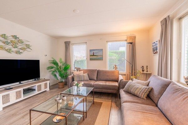 Woonkamer - Sfeervolle villa nabij zee en bos met sauna in De Koog (4)