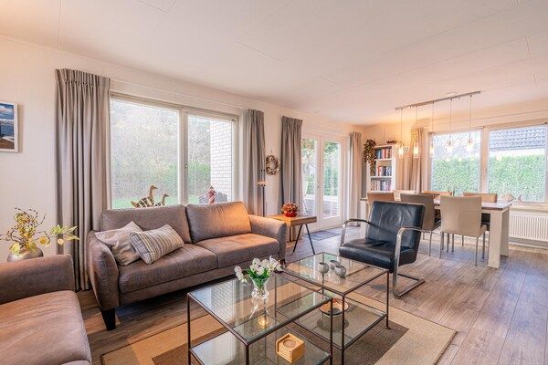 Woonkamer - Sfeervolle villa nabij zee en bos met sauna in De Koog (3)