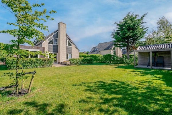 Tuin - Ruime villa met sauna en uitbouw in De Koog (1)