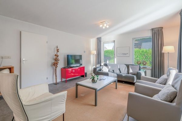 Woonkamer - Ruime villa met sauna en uitbouw in De Koog (4)